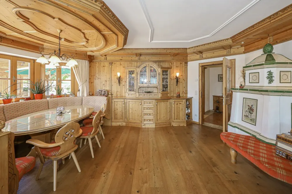 KITZIMMO-Einzigartige Landhausvilla mit Pool und unverbaubarem Seeblick - Immobilien St. Gilgen.