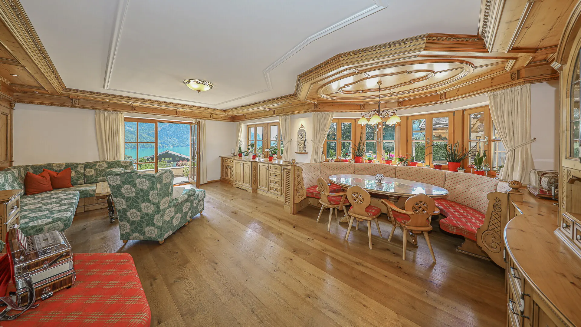 KITZIMMO-Einzigartige Landhausvilla mit Pool und unverbaubarem Seeblick - Immobilien St. Gilgen.